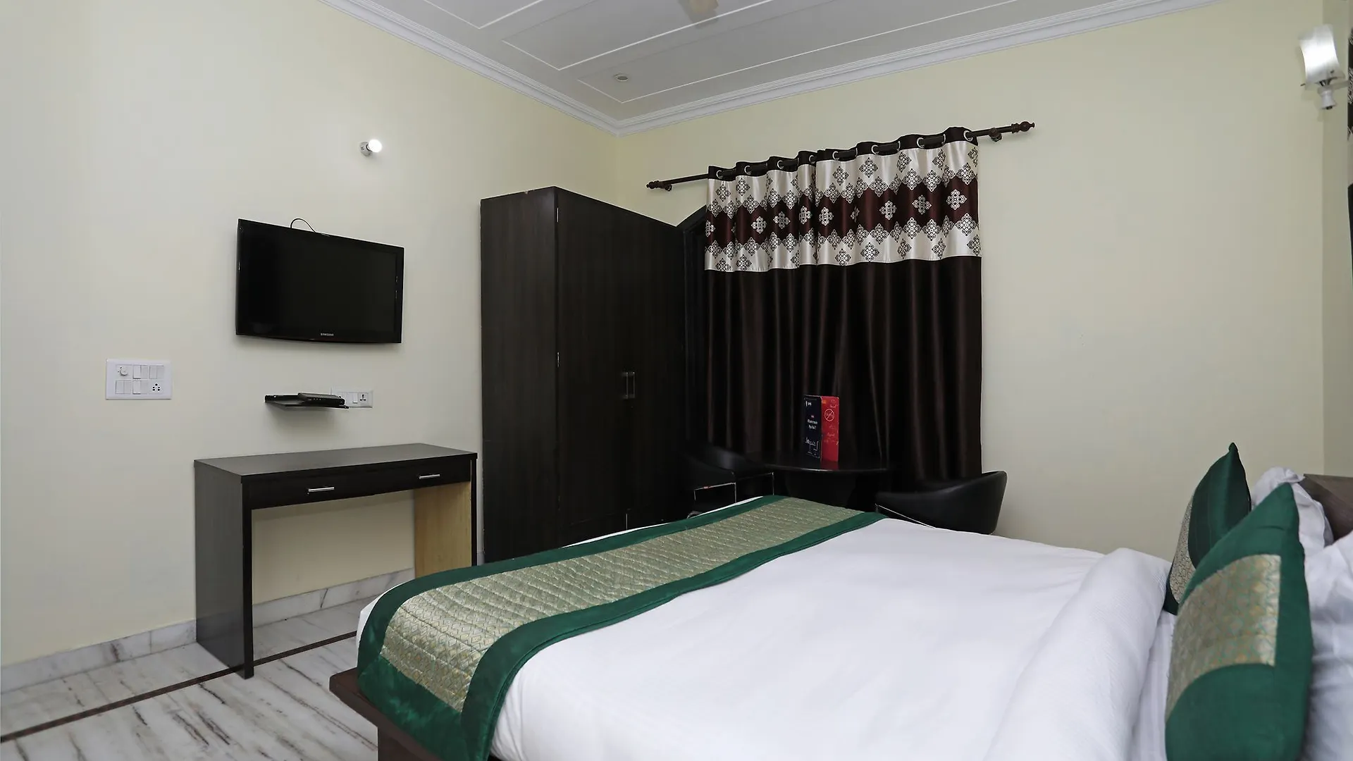 Oyo 11606 Hotel Diplomat Residency 古尔冈