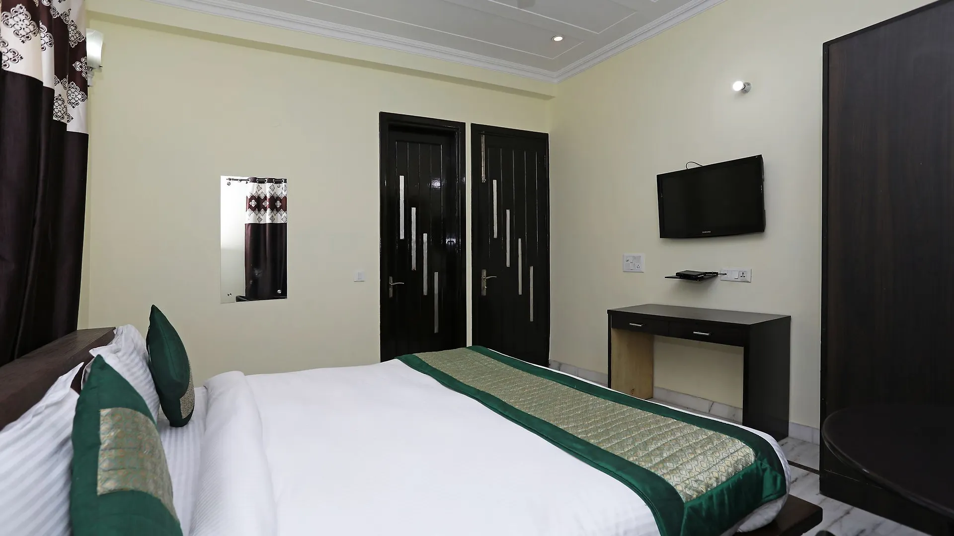 Oyo 11606 Hotel Diplomat Residency 古尔冈