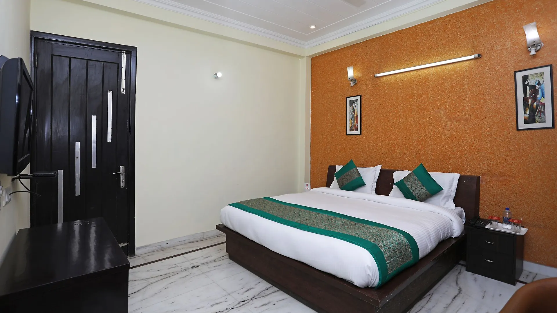 Oyo 11606 Hotel Diplomat Residency Gurgaon 2*,  Índia
