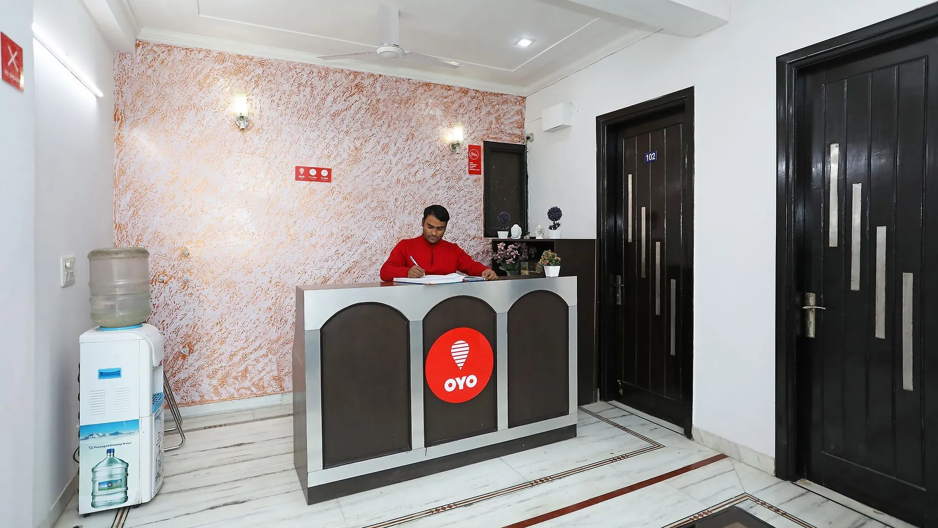 Oyo 11606 Hotel Diplomat Residency Gurgaon 2*,  Índia