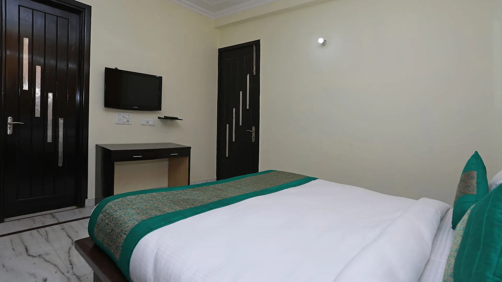 Oyo 11606 Hotel Diplomat Residency Gurgaon