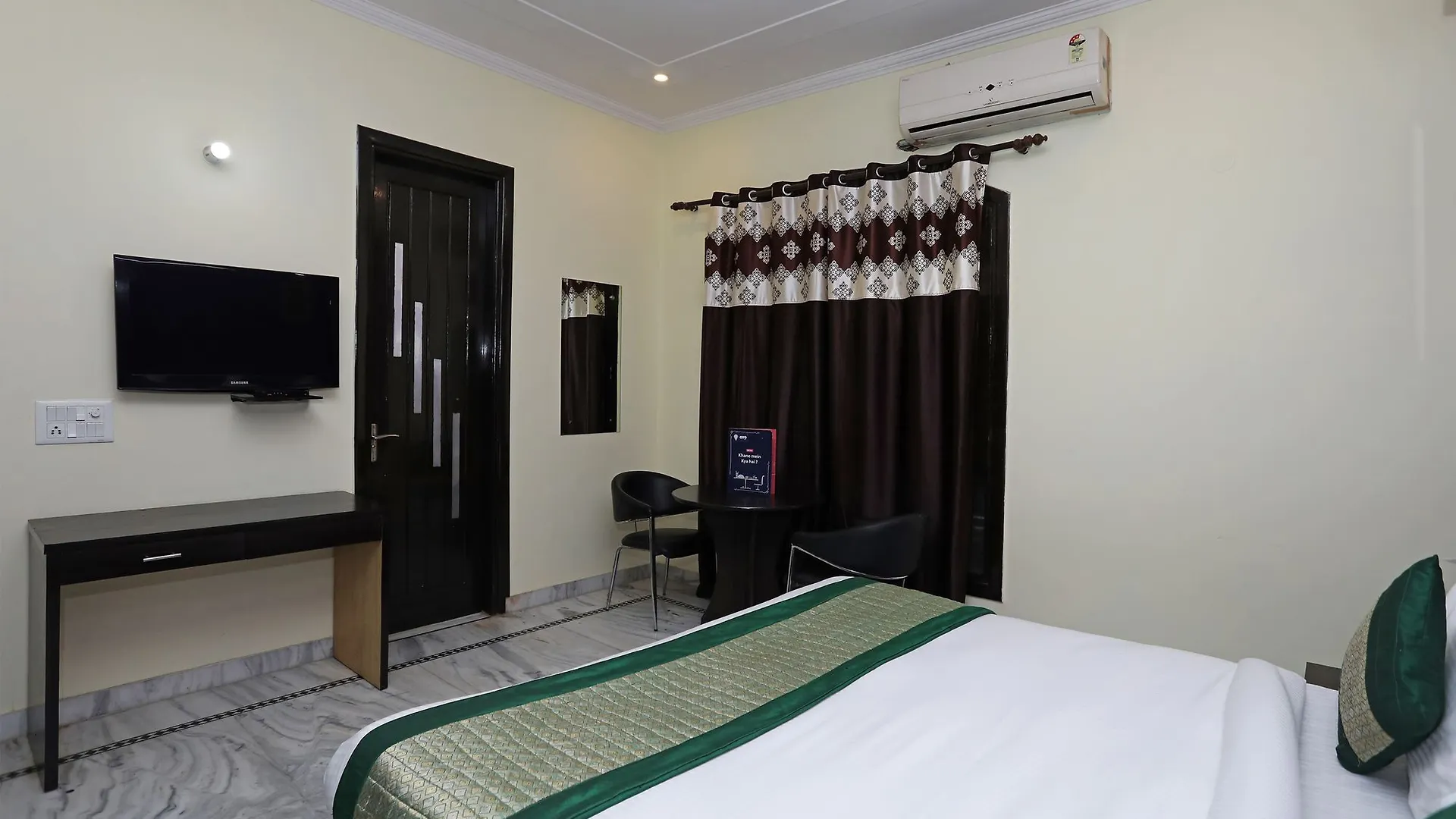 Oyo 11606 Hotel Diplomat Residency Gurgaon 2*,